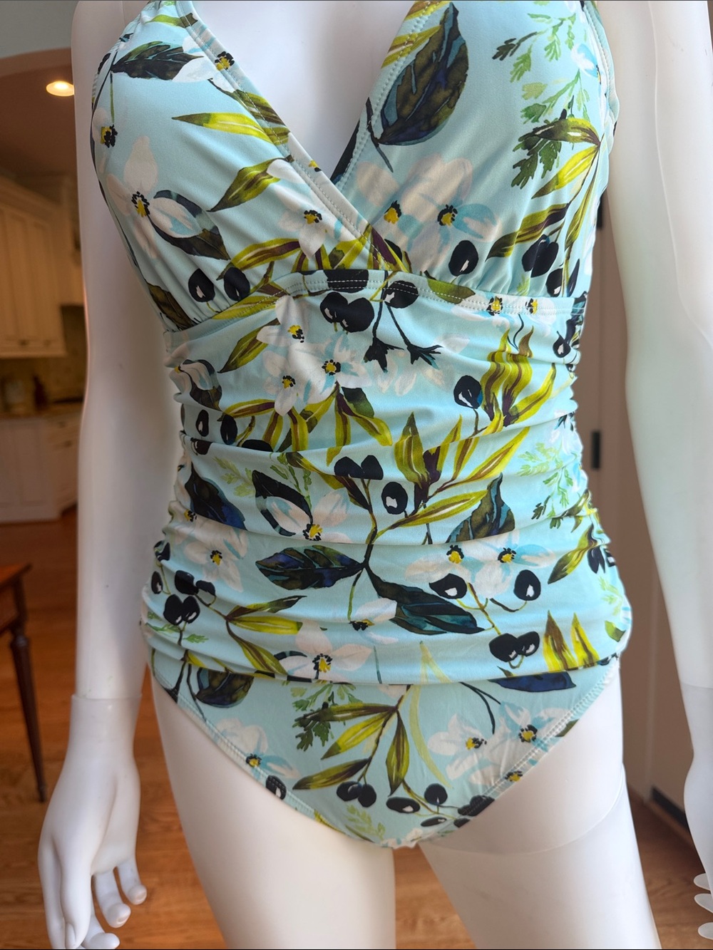 La Blanca Floral Light Blue Ruched super duper flattering one piece Swimsuit - Picture 1 of 9